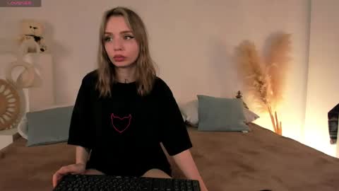 Snapshot of little_clare_ chatting on May 22, 2026, 12:33 pm little_clare_ online show from May 22, 2026, 12:33 pm