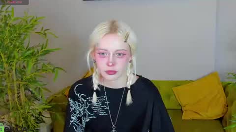 Snapshot of little_lillit chatting on June 19, 2026, 9:24 am Lill online show from June 19, 2026, 9:24 am
