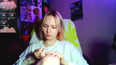 Snapshot of little_sugar_queen chatting on July 12, 2026, 6:43 pm Akin online show from July 12, 2026, 6:43 pm