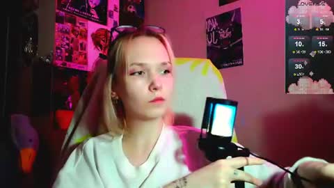 Snapshot of little_sugar_queen chatting on July 15, 2026, 9:09 pm Akin online show from July 15, 2026, 9:09 pm