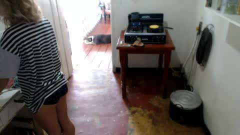 Snapshot of littlebell44 chatting on May 6, 2026, 1:05 pm sofia online show from May 6, 2026, 1:05 pm