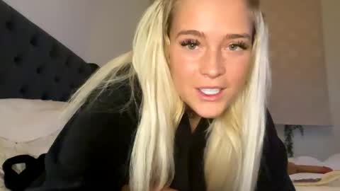 Littleblonde010 online show from February 7, 2026, 5:49 pm