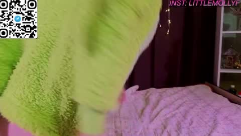 Snapshot of littlefoxyhole chatting on June 5, 2026, 1:34 am Molly online show from June 5, 2026, 1:34 am