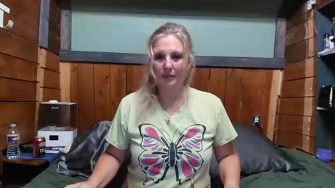 lisanixs online show from April 17, 2026, 4:10 pm