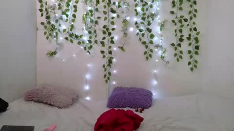 Snapshot of littlemoonx chatting on May 24, 2026, 1:54 am Moon online show from May 24, 2026, 1:54 am