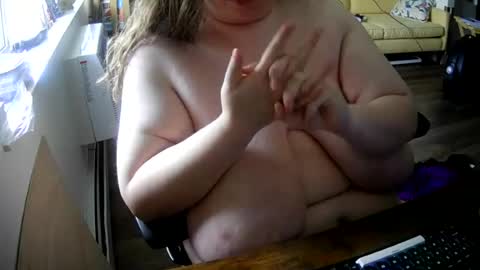 Snapshot of littlepeach99 chatting on June 18, 2026, 11:31 pm Loryn online show from June 18, 2026, 11:31 pm