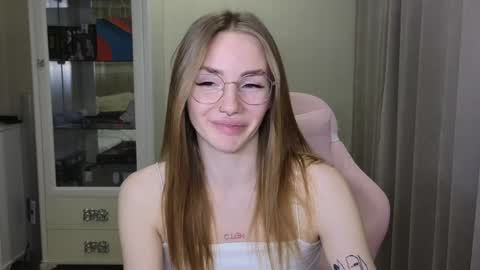 Snapshot of littlevildevil chatting on December 5, 2024, 2:22 pm Eliana online show from December 5, 2024, 2:22 pm