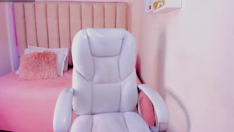 LIZ online show from February 12, 2025, 9:01 pm