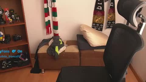 Snapshot of lobito_blanco97 chatting on January 9, 2026, 5:37 pm Lobito blanco Thefckingwolf main account online show from January 9, 2026, 5:37 pm