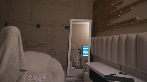 logan_varela online show from April 1, 2026, 1:01 pm