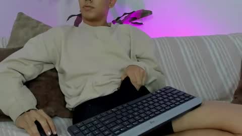 logantwink18 online show from February 18, 2026, 11:06 am