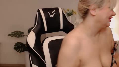  Lola  online show from March 11, 2026, 6:08 am