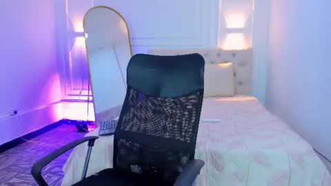 lola red online show from July 28, 2026, 7:39 pm