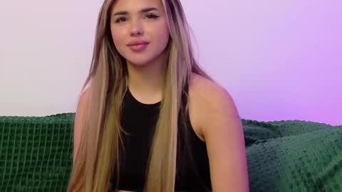 lolaamore_ online show from December 3, 2025, 8:29 pm