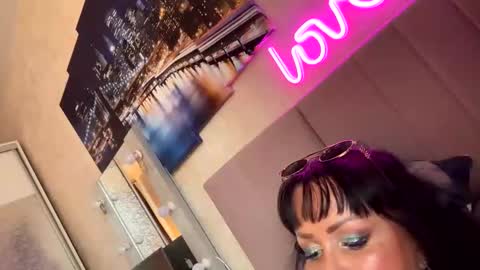 Snapshot of lolaley2 chatting on October 15, 2025, 8:25 am Lolaley2 online show from October 15, 2025, 8:25 am