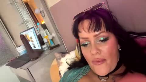 Snapshot of lolaley2 chatting on December 2, 2025, 10:31 am Lolaley2 online show from December 2, 2025, 10:31 am