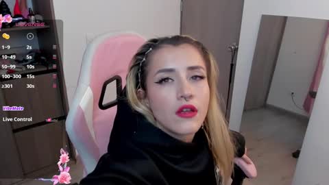 Snapshot of lollypetitte_ chatting on January 29, 2025, 1:58 am Lolly online show from January 29, 2025, 1:58 am