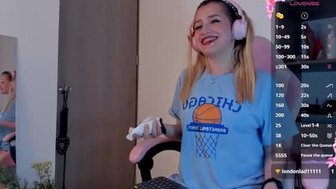 Snapshot of lollypetitte_ chatting on February 7, 2025, 12:09 am Lolly online show from February 7, 2025, 12:09 am