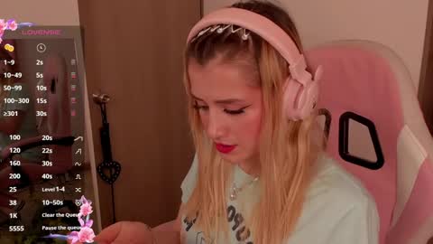 Snapshot of lollypetitte_ chatting on February 19, 2025, 2:01 am Lolly online show from February 19, 2025, 2:01 am