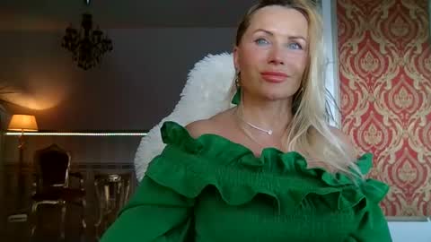 Snapshot of lollyta2023 chatting on December 15, 2024, 12:38 pm Roxy online show from December 15, 2024, 12:38 pm