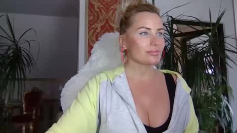 Snapshot of lollyta2023 chatting on February 1, 2025, 12:05 pm Roxy online show from February 1, 2025, 12:05 pm