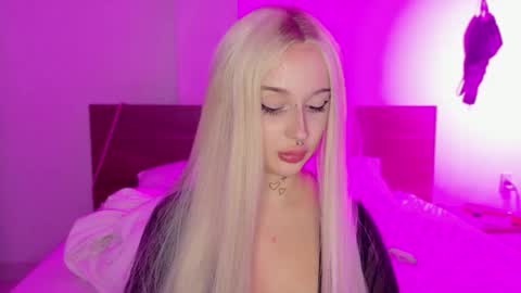 Snapshot of lolykari chatting on May 1, 2026, 12:32 pm Kari online show from May 1, 2026, 12:32 pm