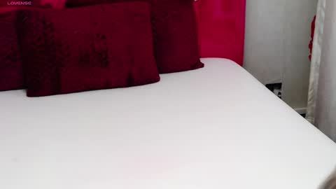 Snapshot of loradelniro1 chatting on December 10, 2024, 7:43 pm loradelniro1 online show from December 10, 2024, 7:43 pm