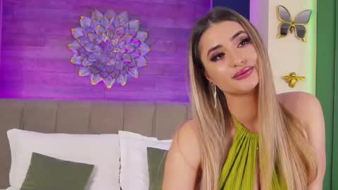 Snapshot of loradevine chatting on February 5, 2026, 9:30 pm Lora online show from February 5, 2026, 9:30 pm