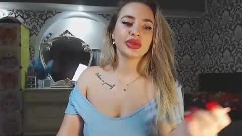 Queen LoraSinClare online show from December 18, 2025, 8:42 am