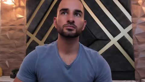  L O R E N Z O  Thumbs Up help  online show from February 28, 2025, 8:28 pm