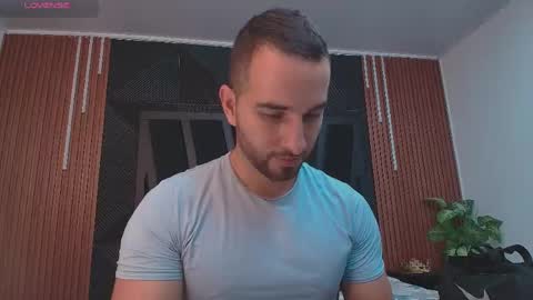 Snapshot of lorenzo_walker_ chatting on May 1, 2026, 5:39 pm L O R E N Z O Thumbs Up help online show from May 1, 2026, 5:39 pm