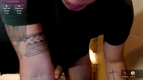 LorenzoReyes online show from November 14, 2025, 4:49 pm