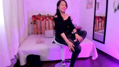 loretta_fraser online show from October 9, 2025, 12:58 pm