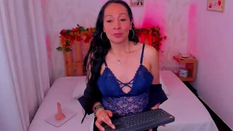 loretta_fraser online show from October 28, 2025, 1:36 pm