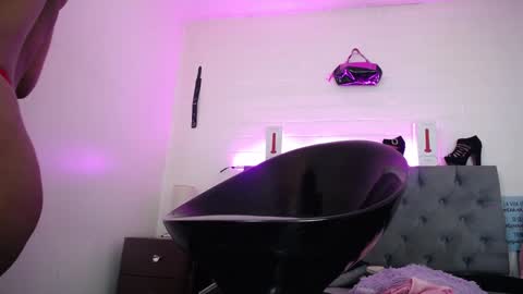 Snapshot of louise_nails chatting on December 19, 2024, 1:29 pm LouIse online show from December 19, 2024, 1:29 pm