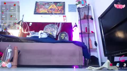 Snapshot of louise_nails chatting on October 29, 2025, 12:18 pm LouIse online show from October 29, 2025, 12:18 pm