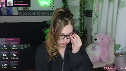 Snapshot of lovalentine chatting on December 18, 2024, 5:15 am Lo Valentine online show from December 18, 2024, 5:15 am