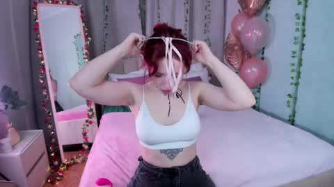 Snapshot of love_is_lola chatting on February 25, 2025, 1:30 am Lola online show from February 25, 2025, 1:30 am