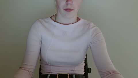 Snapshot of love_vivian chatting on April 29, 2026, 12:42 pm Vivian online show from April 29, 2026, 12:42 pm