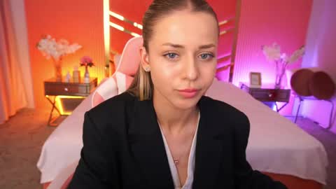 loveedove online show from May 18, 2026, 12:55 pm