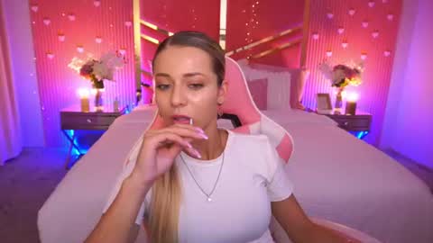 loveedove online show from July 16, 2026, 12:33 pm