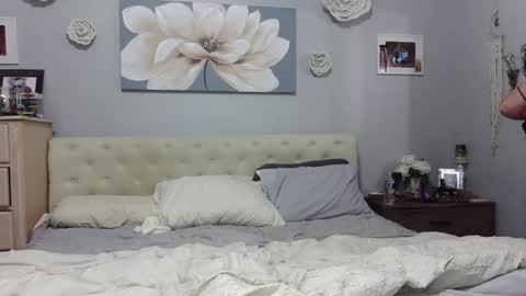 LoveisLove online show from November 17, 2025, 2:06 am