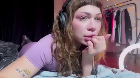 Elsa online show from December 7, 2024, 3:52 pm