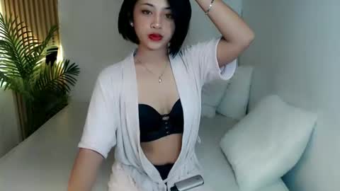 Snapshot of lovely_pearlx chatting on April 22, 2026, 4:52 pm online show from April 22, 2026, 4:52 pm