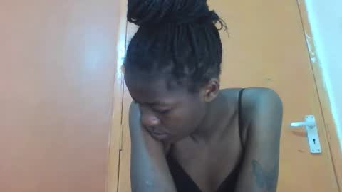 Snapshot of lovely_yvonne chatting on October 7, 2025, 8:55 am Lovely yvonne online show from October 7, 2025, 8:55 am