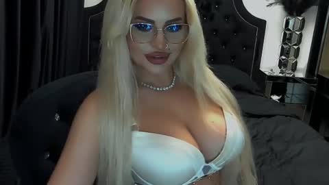 Snapshot of lovelyblondyxxx chatting on June 9, 2026, 10:21 pm PrAllinXXXa online show from June 9, 2026, 10:21 pm