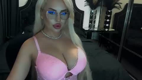 Snapshot of lovelyblondyxxx chatting on June 10, 2026, 10:52 pm PrAllinXXXa online show from June 10, 2026, 10:52 pm