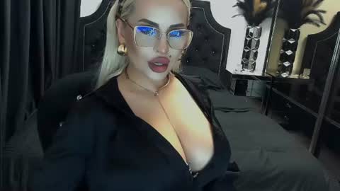 Snapshot of lovelyblondyxxx chatting on June 12, 2026, 10:19 pm PrAllinXXXa online show from June 12, 2026, 10:19 pm
