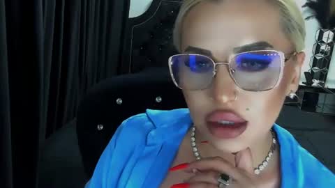 Snapshot of lovelyblondyxxx chatting on June 17, 2026, 11:38 pm PrAllinXXXa online show from June 17, 2026, 11:38 pm