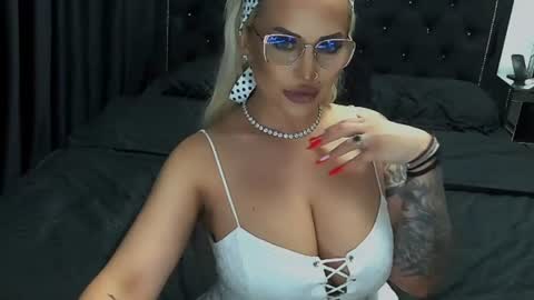 Snapshot of lovelyblondyxxx chatting on June 18, 2026, 10:36 pm PrAllinXXXa online show from June 18, 2026, 10:36 pm